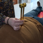 Formations aux diapasons thérapeutiques - photo d'utilisation du diapason pour le chakra plexus solaire utilisé lors les formations