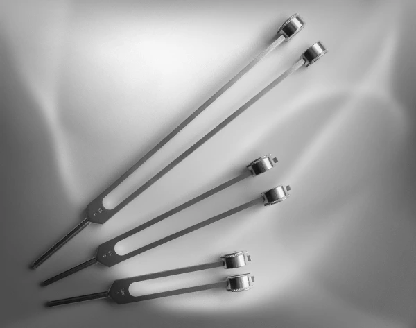 Photo de diapasons lestés et vibratoires qui agissent directement sur le corps physique (soulagement des douleurs)