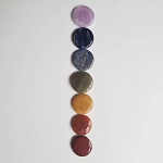 tarifs soins - photo de 7 pierres de lithothérapie alignées, symbolisant l'équilibre des chakras