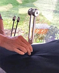 tarifs soins - photo d'utilisation des diapasons pythagoriciens pour soulager des douleurs