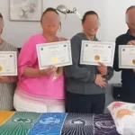 Formations aux diapasons thérapeutiques - photo de participants tenant leur certificat à la fin d'une formation