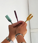 tarifs soins - photo d'utilisation des diapasons des anges pour nettoyer les objets et les lieux