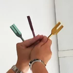 Nettoyage énergétique - photo d'utilisation des diapasons des anges pour nettoyer les objets et les lieux